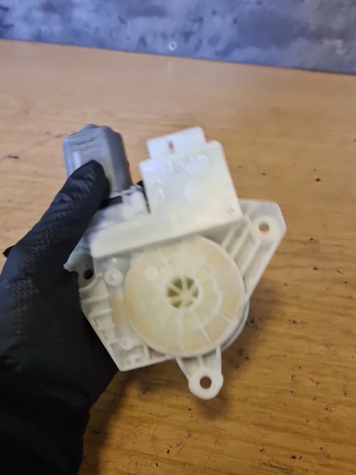 Seat Toledo MK4 2018 1,6 TDI ventana motor lado del pasajero delantero 5JA959811K Foto 2 de 4