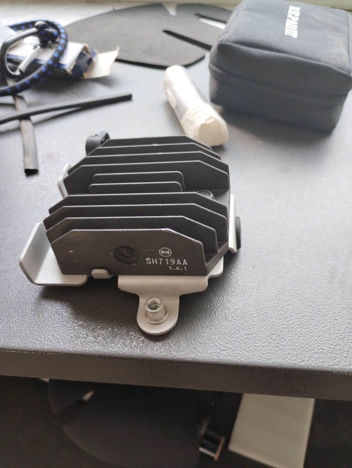 regolatore di tensione Shindengen (sigla SH719AA) Fz6
