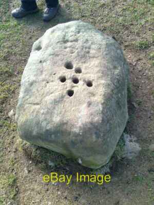 Foto 6x4 alte Grenzmarkierung auf der Klippe, Stoney Middleton, Eyam Parish c2012
