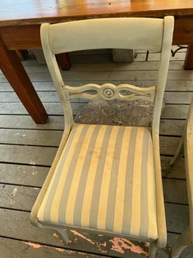 Juego de 4 sillas de comedor estilo sueco pintadas a mano Foto 4 de 4