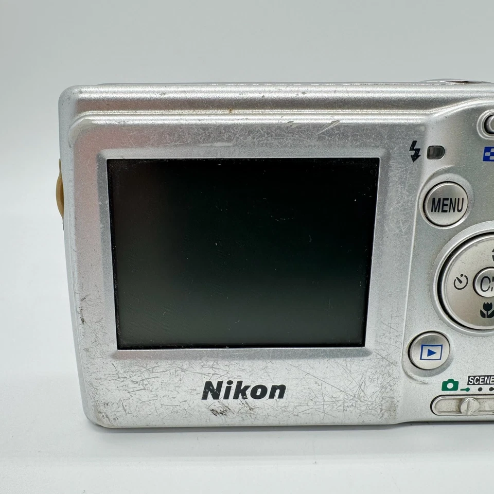 Nikon Coolpix L10 Digital Camera 5MP Point & Shoot Working But Poor Condition - Image 4 of 4
