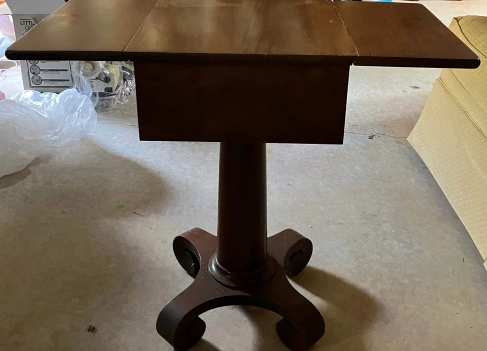 Antigua mesa auxiliar de dos cajones del Imperio Americano de los años 20 con hoja caída de caoba Foto 3 de 4