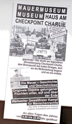 50 Jahre Mauer Museum 2012 Checkpoint Charlie Bruderkuss Faltblatt DDR Berlin