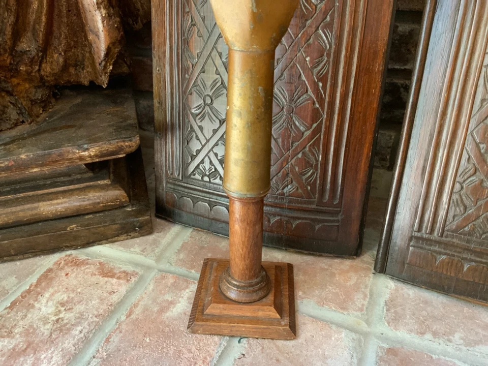 Acabado de metal victoriano inglés sobre base de madera alrededor de 1890 de procesión de iglesia Foto 3 de 4