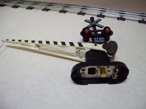 MARX "O" GAUGE RAILROAD CROSSING GATE - Picture 9 of 9