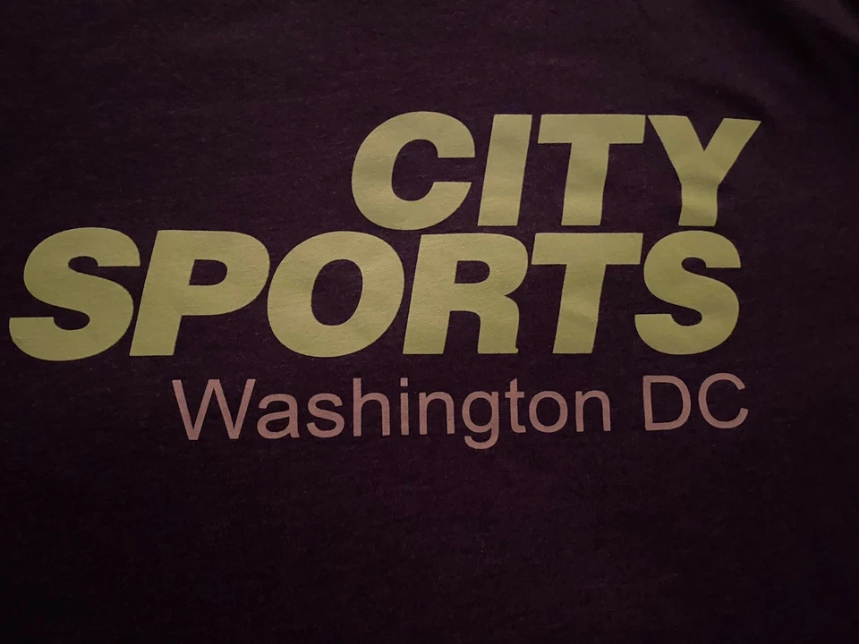 Camisa logotipo original City Sports Washington, DC • Azul marinho com detalhes verde neon • XXL - Imagem 4 de 4
