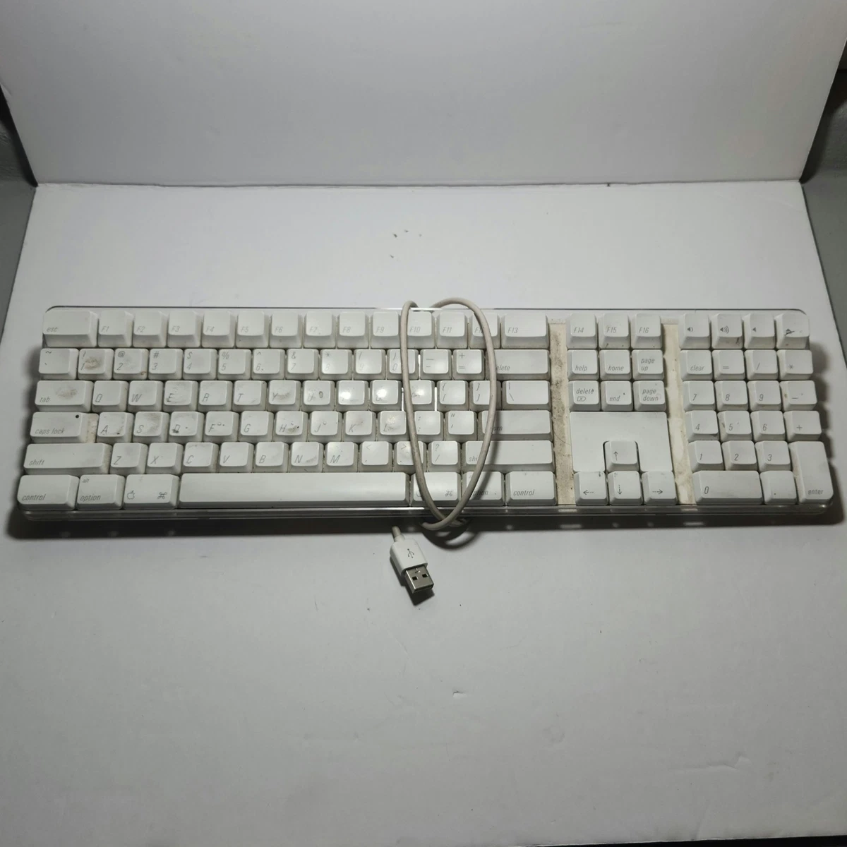 アップルキーボード有線　純正A1048　Apple Keyboard 5台セット Genuine USB Wired Apple Keyboard A1048 with Two USB Ports Used