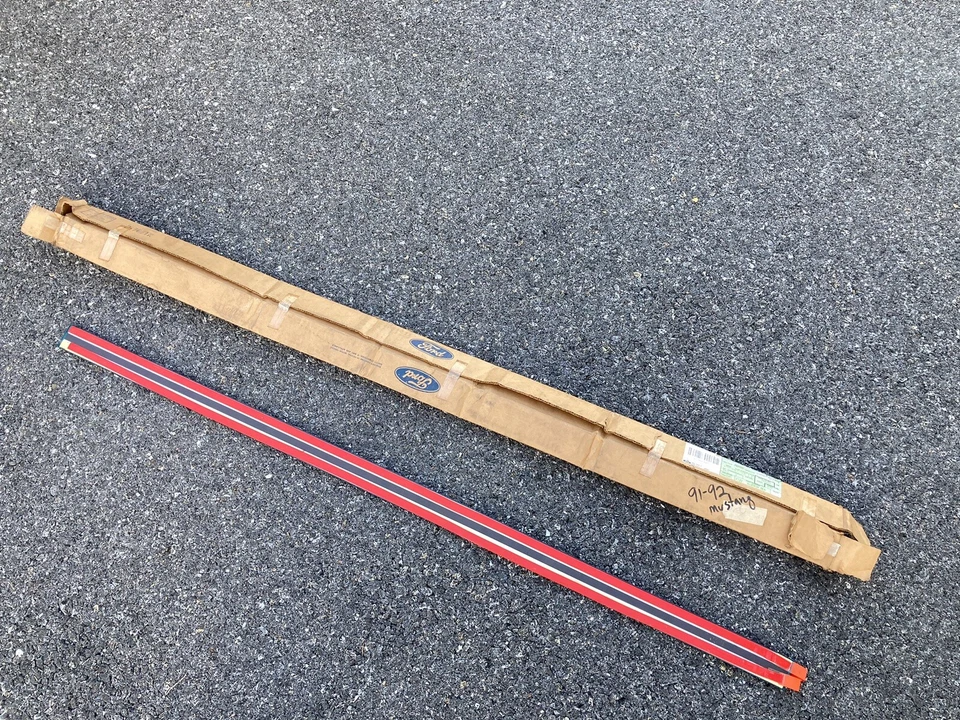 Ford Mustang 1991 1992 carrocería moldura lateral puerta izquierda F1ZZ-6120939-AEA NUEVO DE STOCK Foto 3 de 4