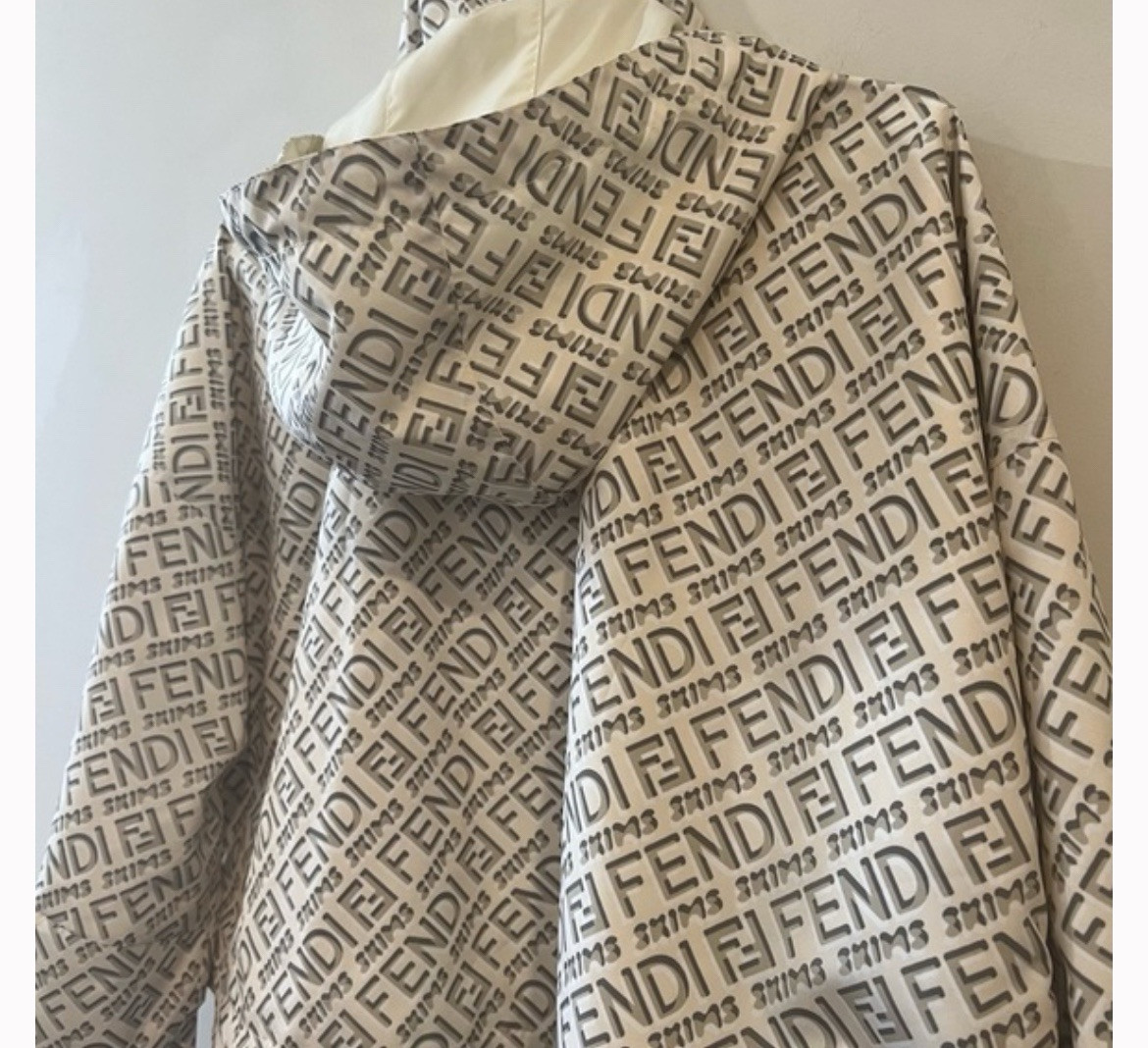 【関税&送料込み】Fendi Cropped Windbreaker Fendi x Skims CROPPED WINDBREAKER Color CONNECTICUT size L