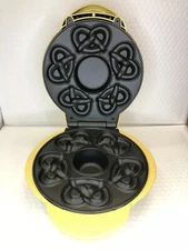SUPER PRETZELS SOFT PRETZELS MAKER- INCLUDES BUILT IN CHEESE MELTING POD