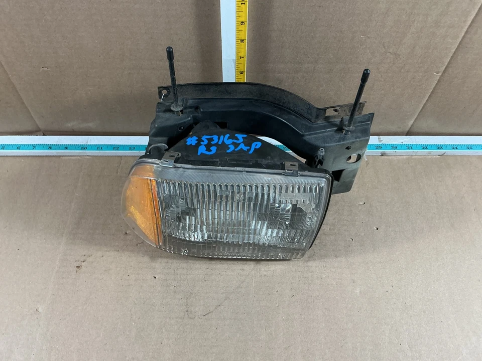 1995-1997 Chevrolet Blazer S10 Front Right Passenger Side Headlight Assembly - Image 4 of 4