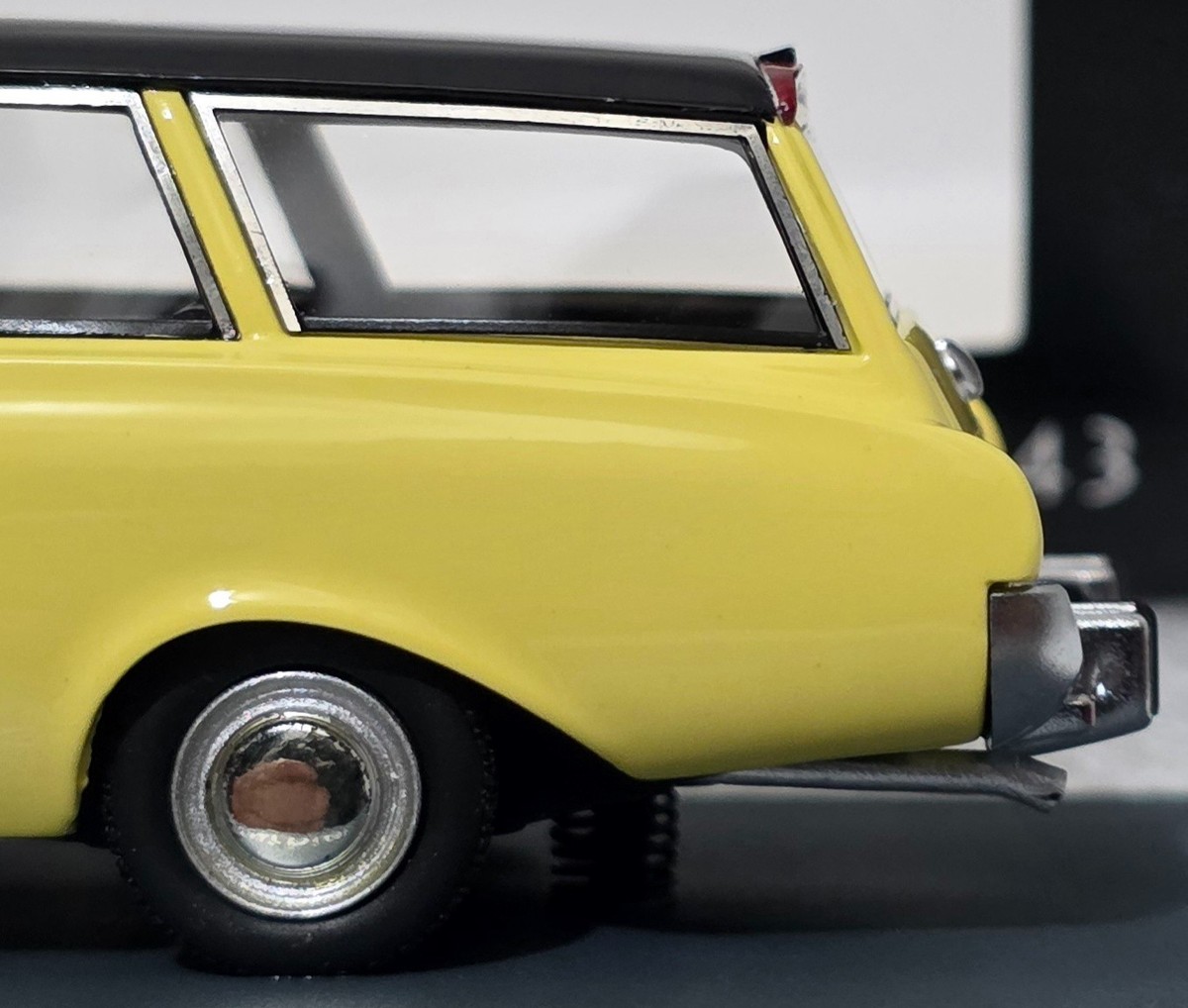 Ford Taunus 17M P3 Turnier 1960 Yellow 1:43 Neo NEO44560 Resin