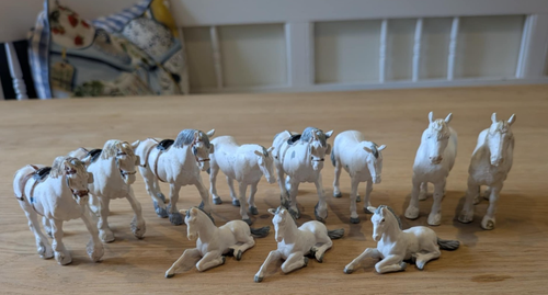 x11 BRITAINS Farm Animals Vintage Collection White Horses Stallion Mare Foals - Picture 5 of 5