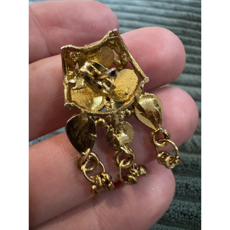 Pendientes colgantes en tono dorado con detalles de piedras preciosas azules joyería distintiva Foto 3 de 4