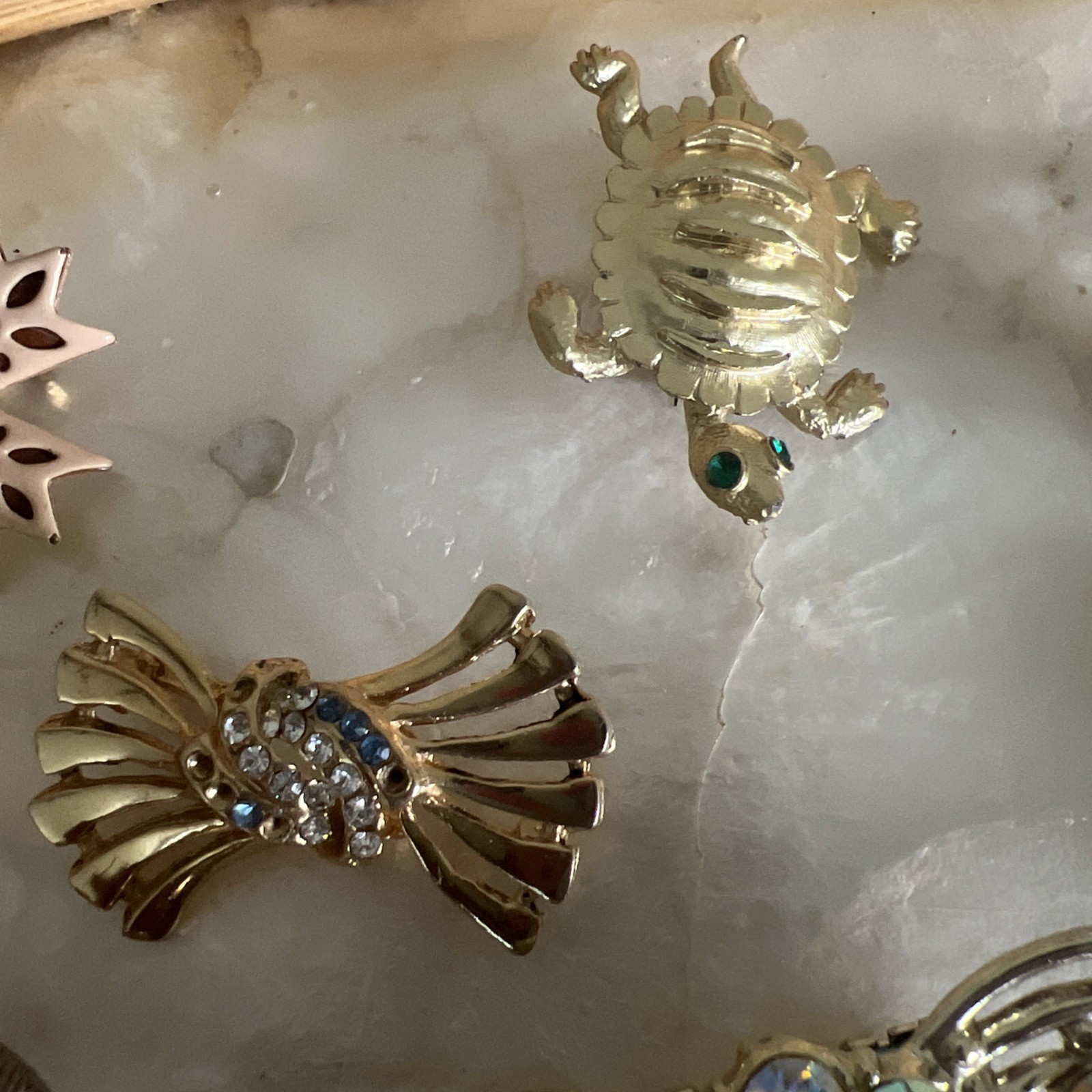 Lot Of 32 Vintage Brooches Pins Various Sizes and Style only one missing stones