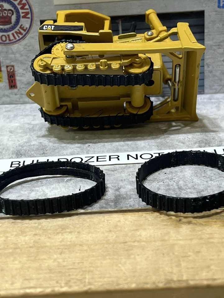 ERTL Caterpillar D6h bulldozer replacement tracks (DOZER NOT INCLUDED) - Image 3 of 4