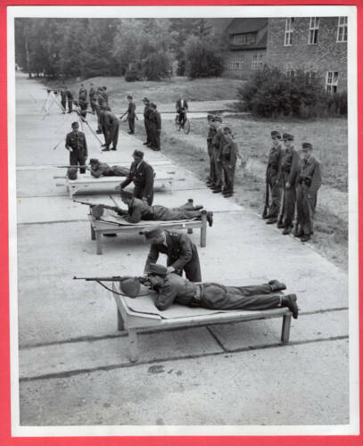 1951 German Luebeck Border Constabulary Military Training 98K Rifles News Photo - Picture 1 of 2