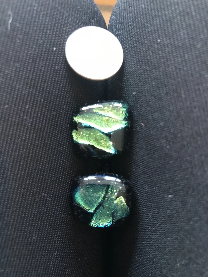 Gemelos de vidrio dicroico firmados por artista/negro y verde Foto 3 de 4