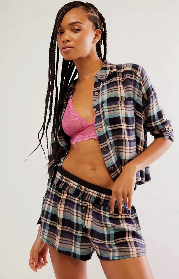 CONJUNTO DE PIJAMA TOP E SHORTS FREE PEOPLE ENVOLTO EM FLANELA XADREZ L - Imagem 4 de 4