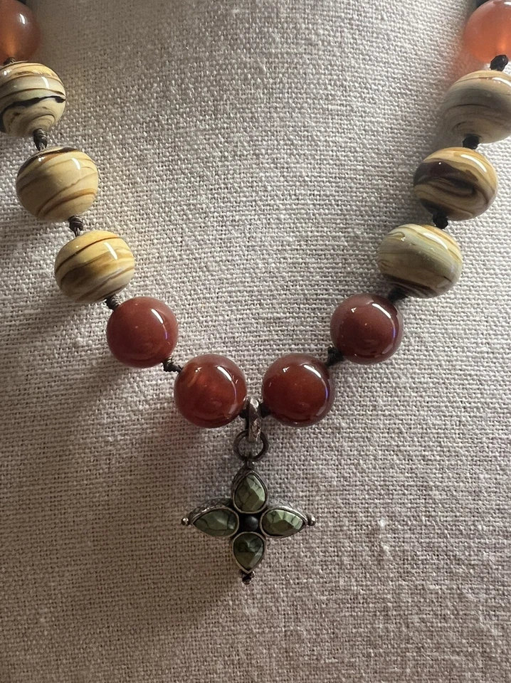 Collar de 16" con colgante de cruz de cornalina con cuentas de madera Lucky Brand Foto 3 de 4