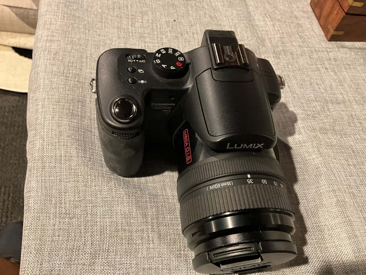 Panasonic Lumix DMC-FZ30 8.1MP Digital Camera 12x Zoom w/ Case