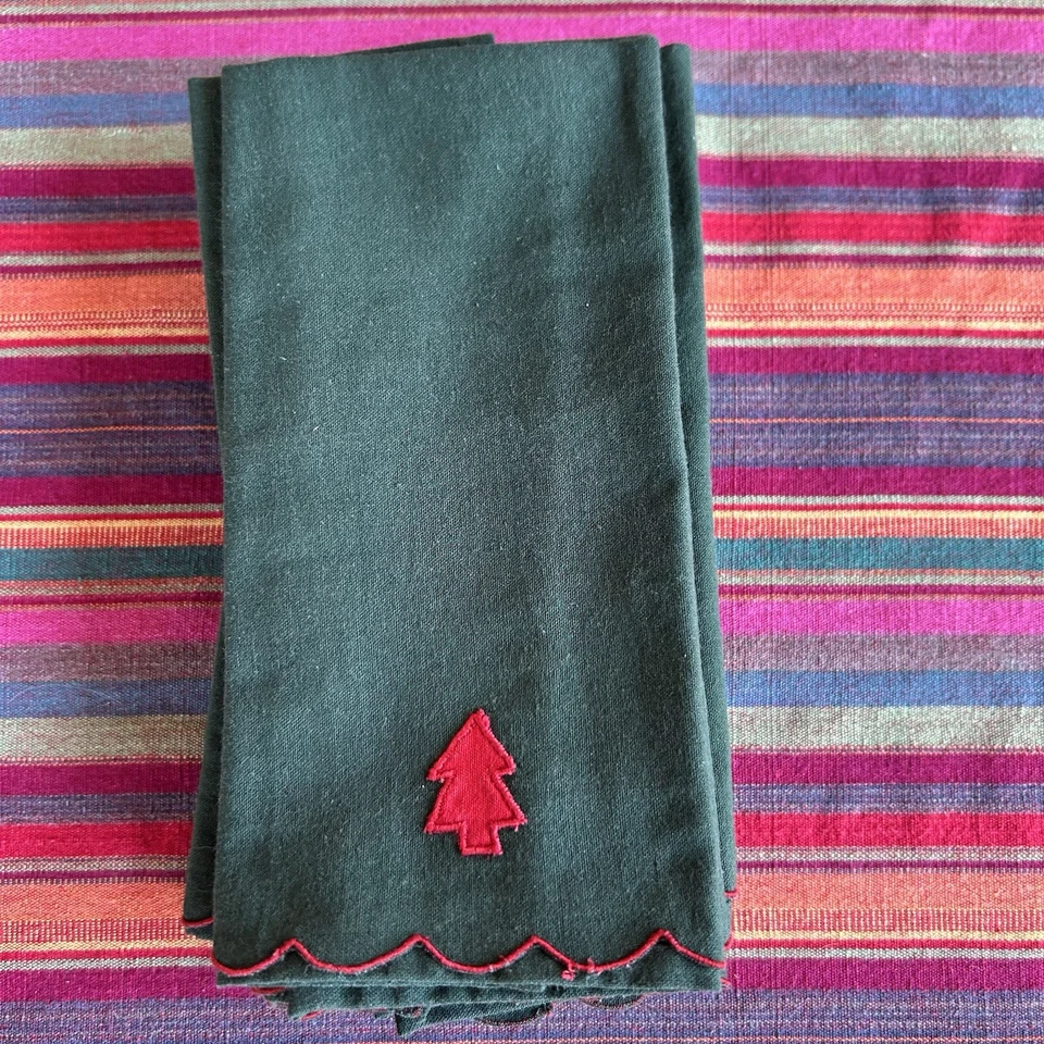 Juego de 12 servilletas de cena de Navidad verde oscuro con borde festoneado rojo y árbol Foto 2 de 4