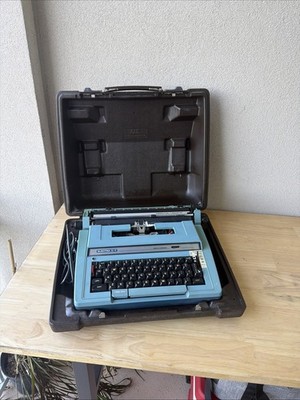 Vintage Smith-Corona Electra C/T Electric Typewriter W/ Case Electric Blue