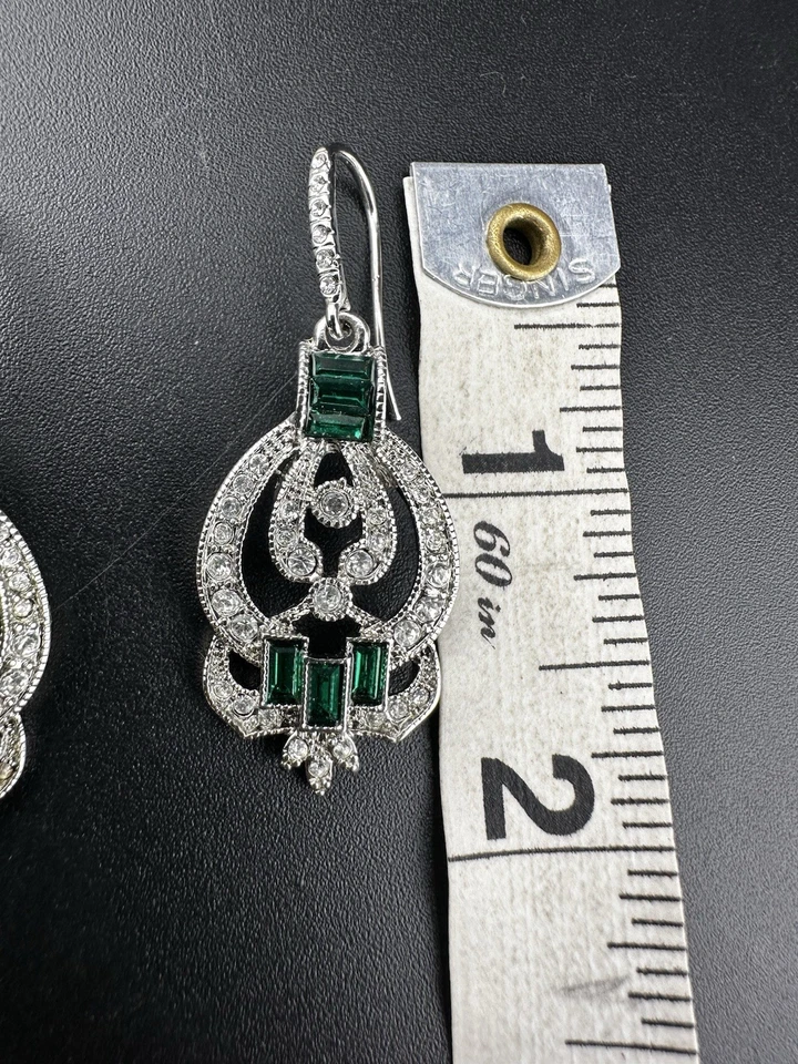 Pendientes Carolee Tono Plata Distintivos Verde Estrás Araña Colgante Gancho Foto 4 de 4