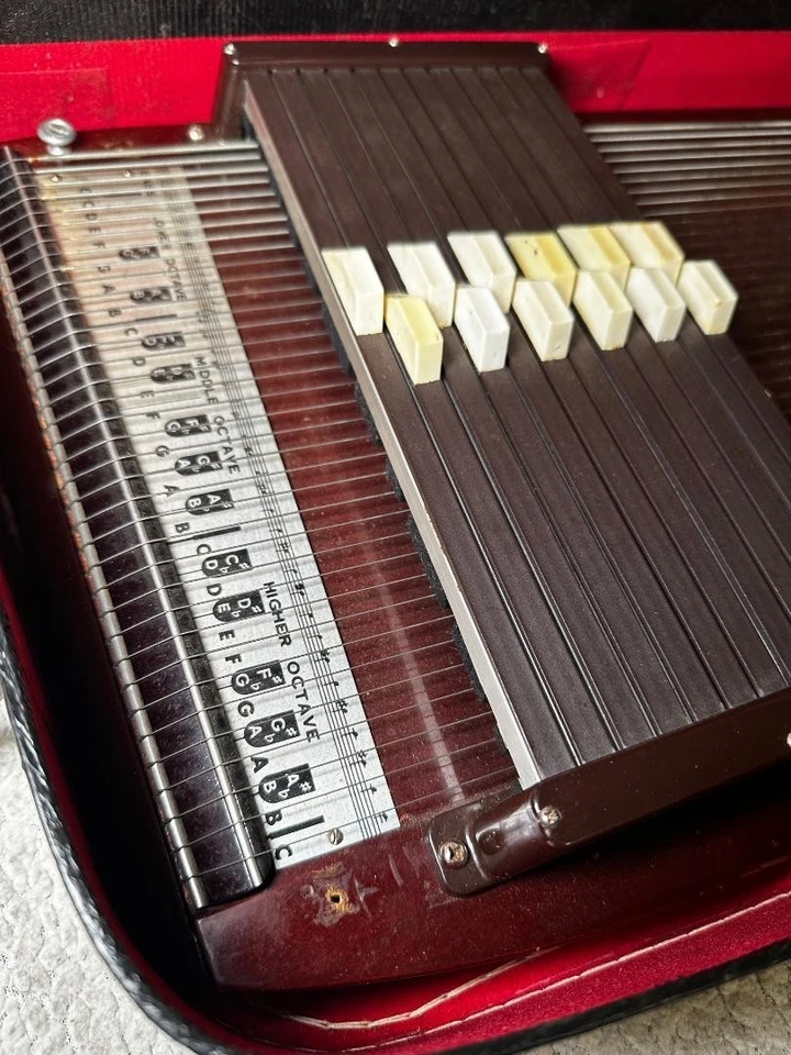 ChromaHarp 15-Chord Autoharp w/ Case - Image 4 of 4