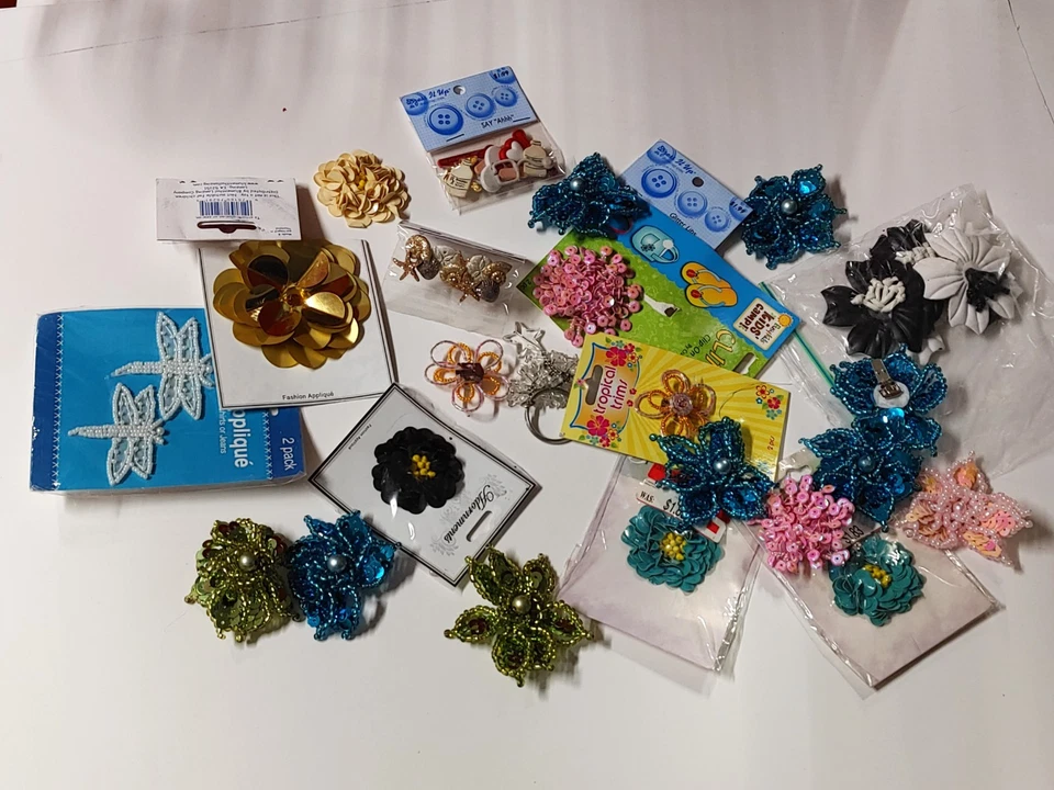 Lote de apliques flores con cuentas florales y más botones artesanales Foto 2 de 4