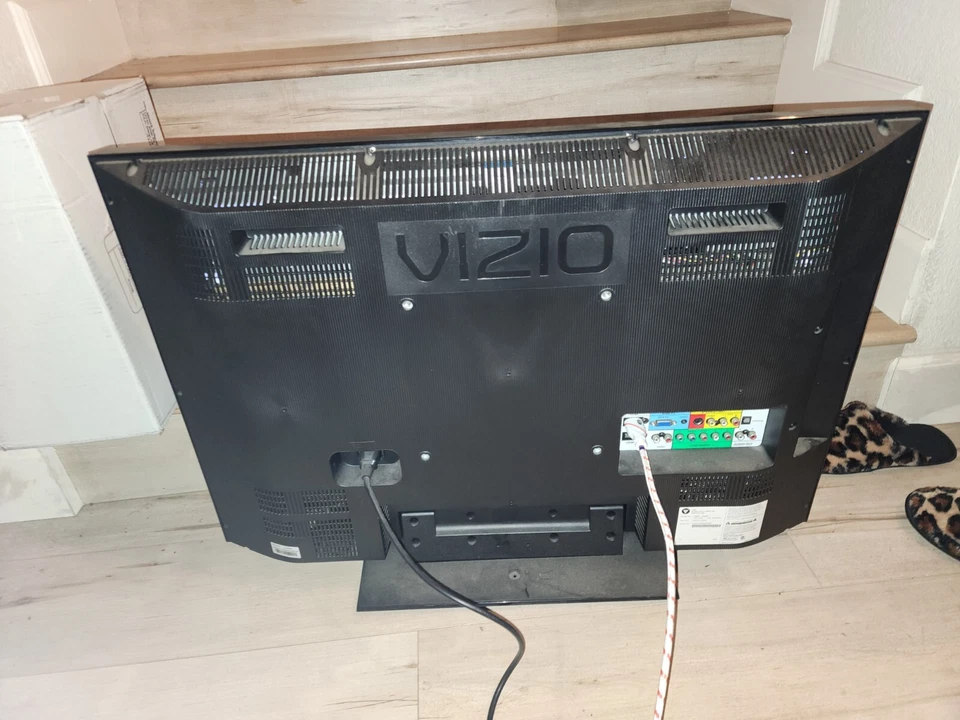 VIZIO VO320E 32-Inch ECO 720p LCD HDTV CLEAN PICTURE TESTED WORKING PERFECTLY - Image 2 of 3