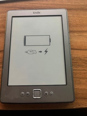 Amazon Kindle 4. Generation D01100, 15 cm (6 Zoll) E Ink-Display, WLAN, Silbergr