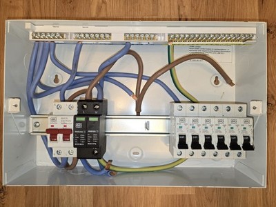 METALL VERBRAUCHEREINHEIT MK Sentry 12FACH C/W 100A Hauptschalter + SPD +6MCB's ohne Deckel