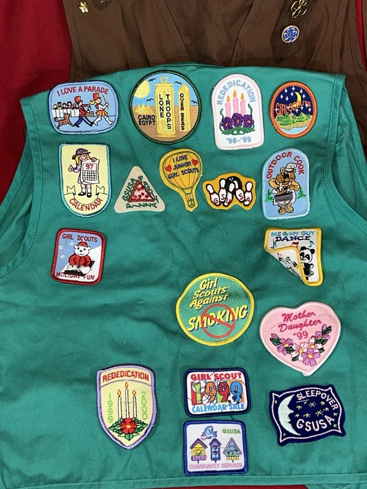Vintage ‘90’s Brownie Girl Scouts Vest Sash Uniform Patches Lot M 10-12 - Image 3 of 4