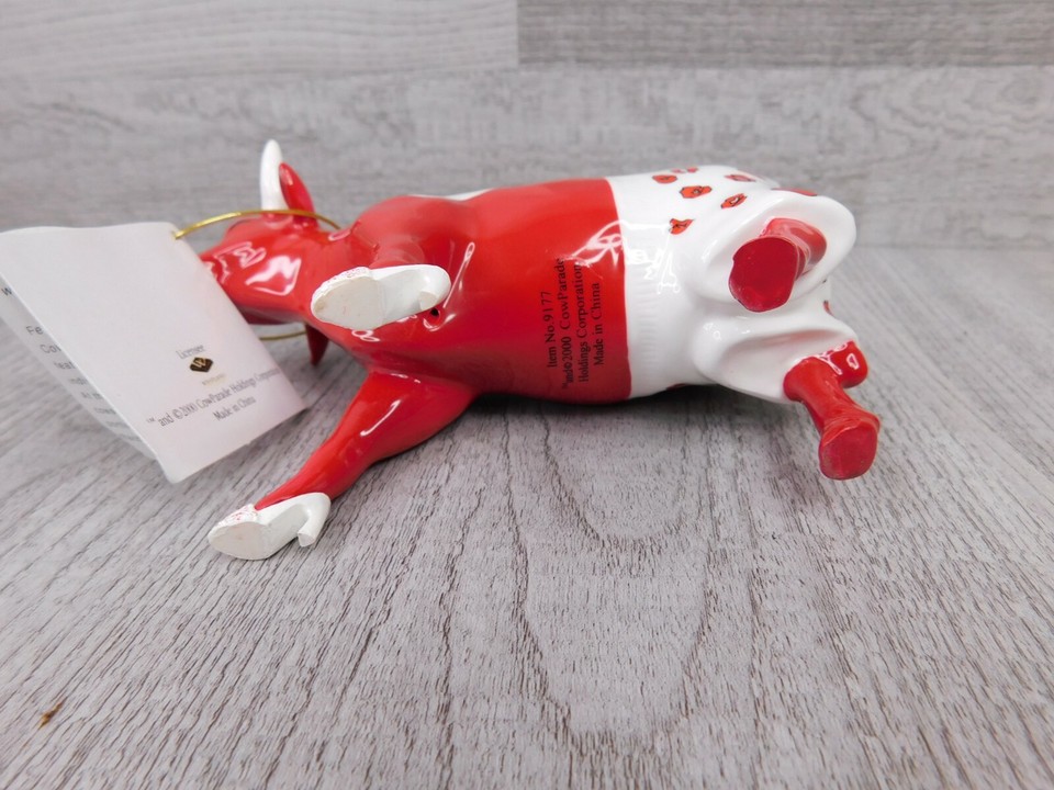 Vintage Cow Parade No 9177 Kiss Red Boxers Figurine Golfer Collectable