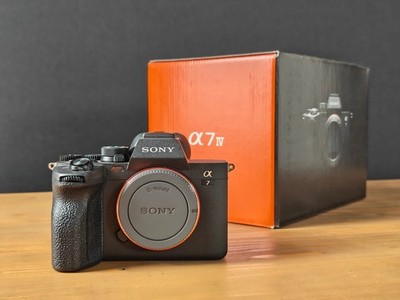 Sony Alpha 7 IV Vollformat Systemkamera, 33 MP, 4K 60p Video, Touchscreen