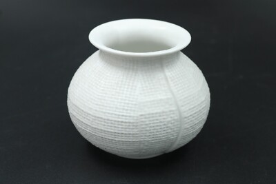 Friesland Blumenvase Vase Kugelvase weiß Stoffrelief Porzellan Vintage H 9 cm
