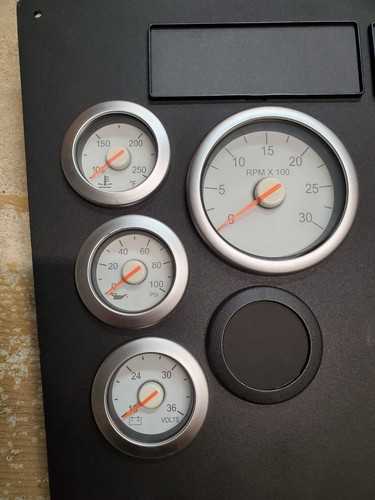 Gauge Cluster Heavy Truck Temp, Voltage HAS BROKEN SPEEDOMETER GAUGE GLASS - Bild 2 von 9