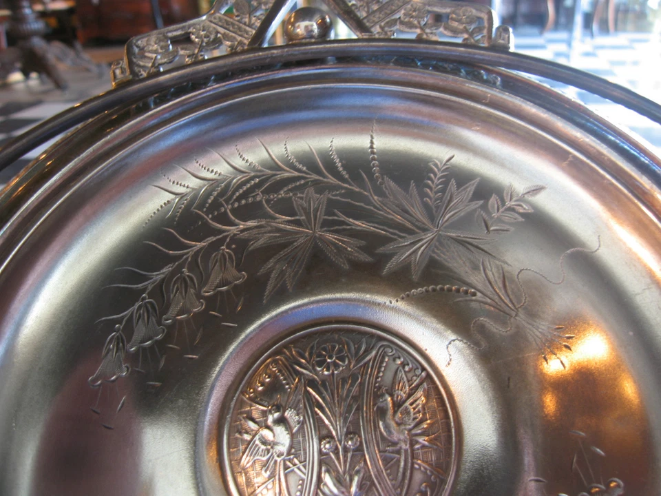 Antigua canasta de novias enchapada en plata Pairpoint Mfg Co con decoración floral Foto 3 de 4