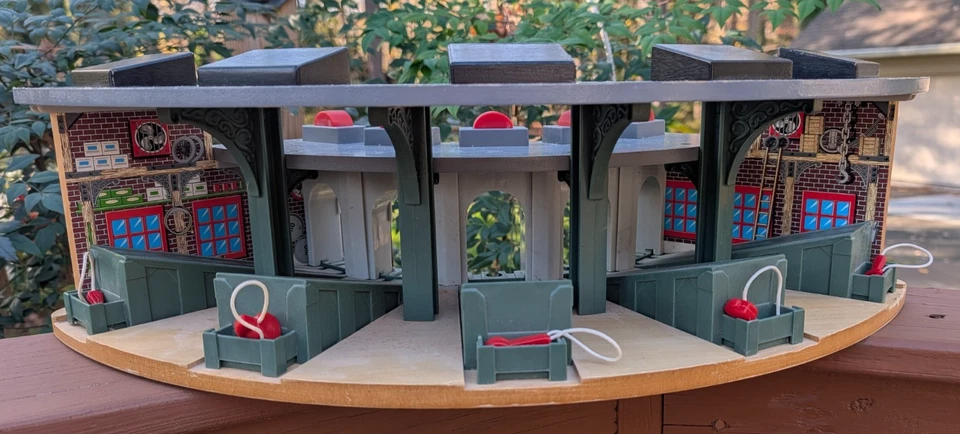 Thomas the Train Tidmouth Engine Shed Deluxe Wood Roundhouse Station Foto 4 de 4