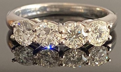 Außergewöhnlicher natürlicher Diamant-Verlobungsring Platin 4 Steine