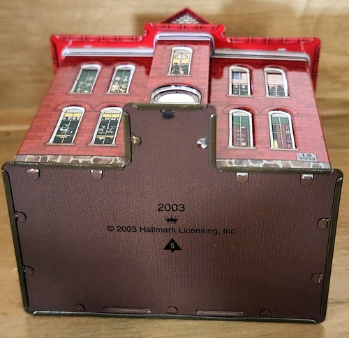 Hallmark Schoolhouse y asta de bandera 2003 casa de hojalata adorno de recuerdo en caja - Imagen 4 de 18
