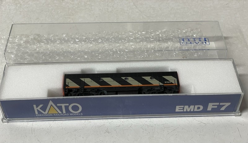 Kato 176-102 Canadian National Zebra Stripe F-7B W/O Steam Generator Locomotive