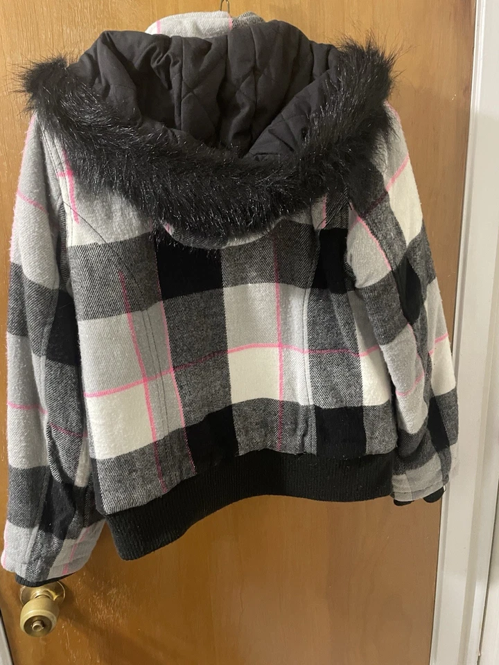 Abrigo a cuadros Justice Girl 12 negro/blanco con capucha desmontable de piel sintética. Foto 4 de 4