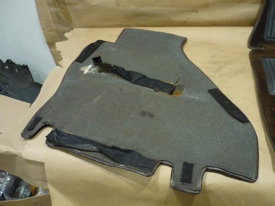 Ferrari Testarossa - Conjunto de tapetes dianteiros/tapetes de assoalho - Original de fábrica OEM marrom - Imagem 4 de 4