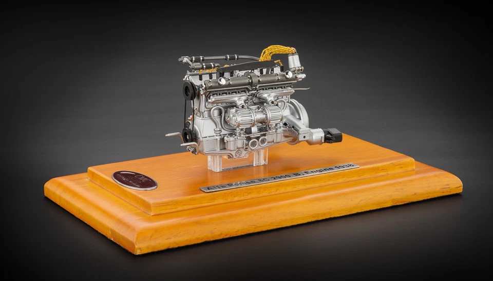 Motor CMC M-131 Alfa Romeo 8C 2900B con vitrina, 1:18 Foto 3 de 4
