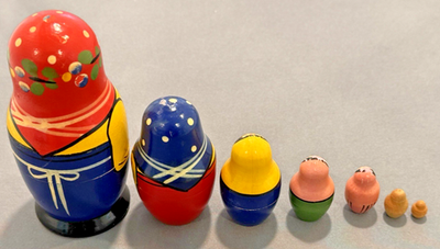 Poupées de nidification russes Matryoshka. Poupée de babushka. Ensemble