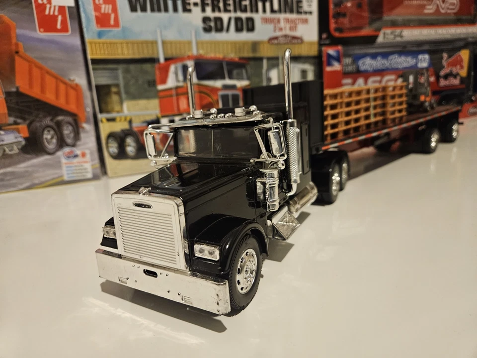 1/32 Scale Diecast Freightliner XL With Flat Bed Trailer, NewRay - Image 2 of 4