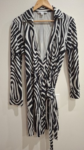 Dress for women DVF  Black and White Great  Fit. Size 12  runs small fit as a 8-