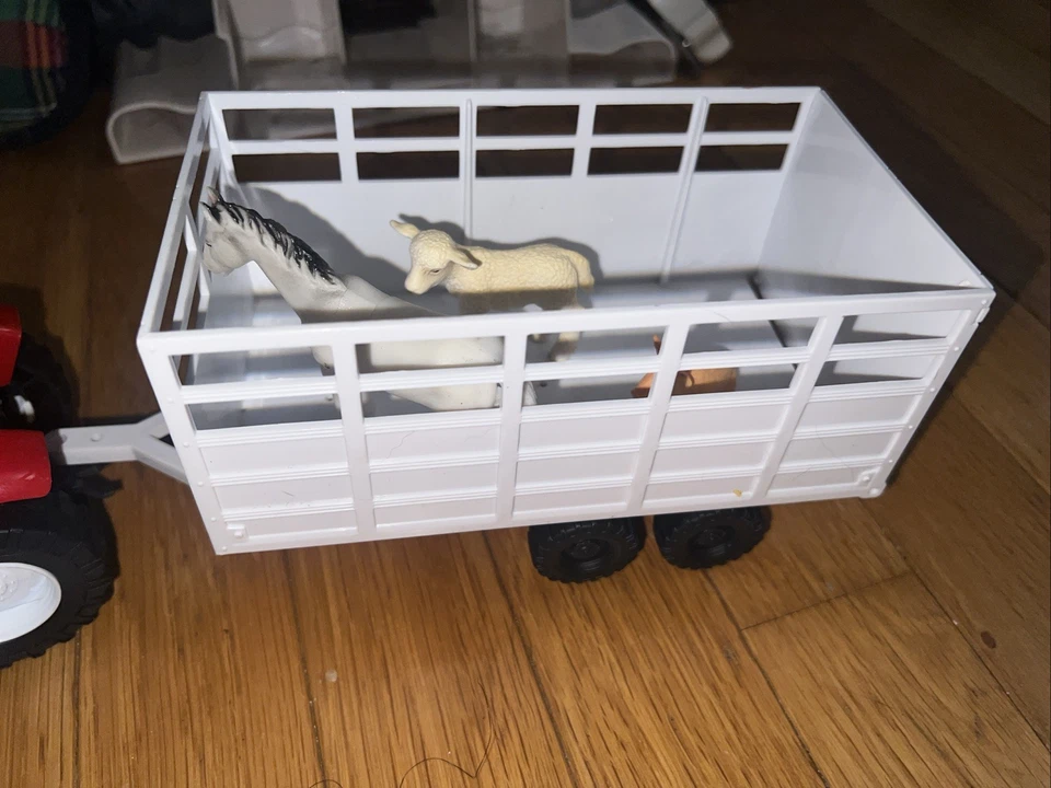 Tractor rojo con remolque y animales de granja, todo de plástico, 3 animales de granja incluidos Foto 3 de 4